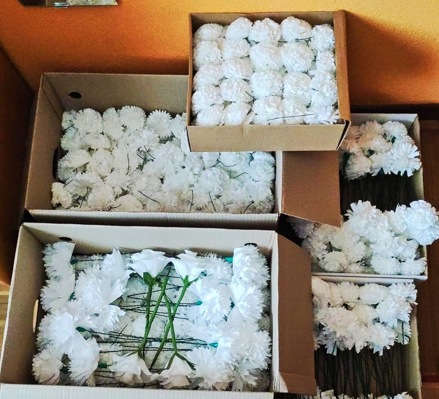 La Cofradía de La Piedad elabora claveles blancos de papel en homenaje a las víctimas del Covid-19