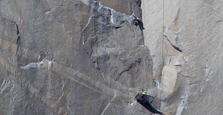 Kevin Jorgeson y Tommy Caldwell escalan la pared de 900 metros de El Capitan.