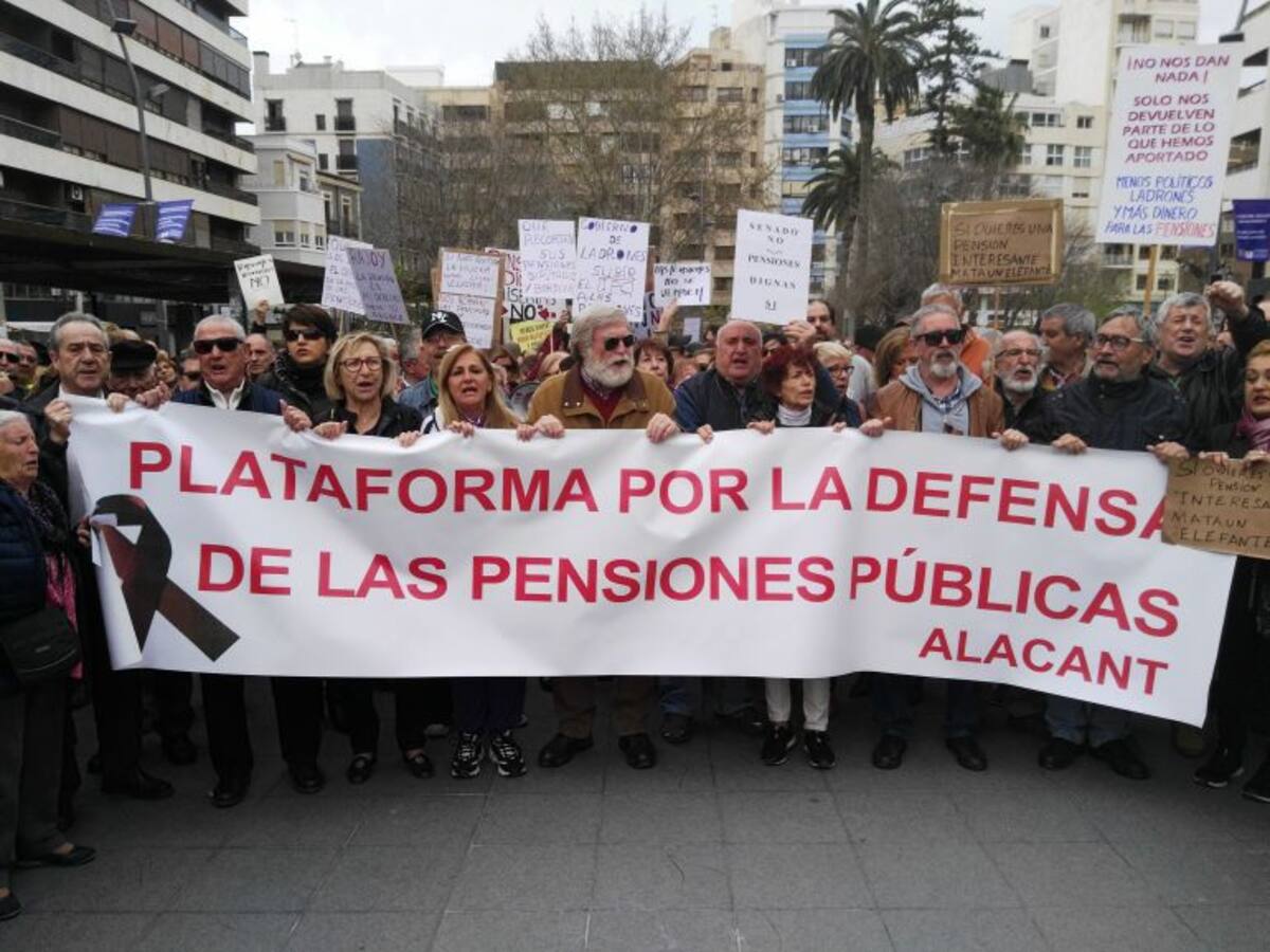 Multitudinaria concentración en la Plaza de la Montañeta en reivindicación por unas pensiones dignas
