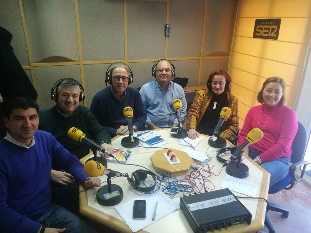 De izquierda a derecha: Emilio Fernández secretario general de CC.OO, Fco. Gutiérrez Bernal (UGT), Rafael Ávila ex secretario General de la FOE, Emilio Congregado, profesor Titular de la UHU, Alicia Navascué, arquitecta y Mercedes García, profesora Titular de la Onubense.