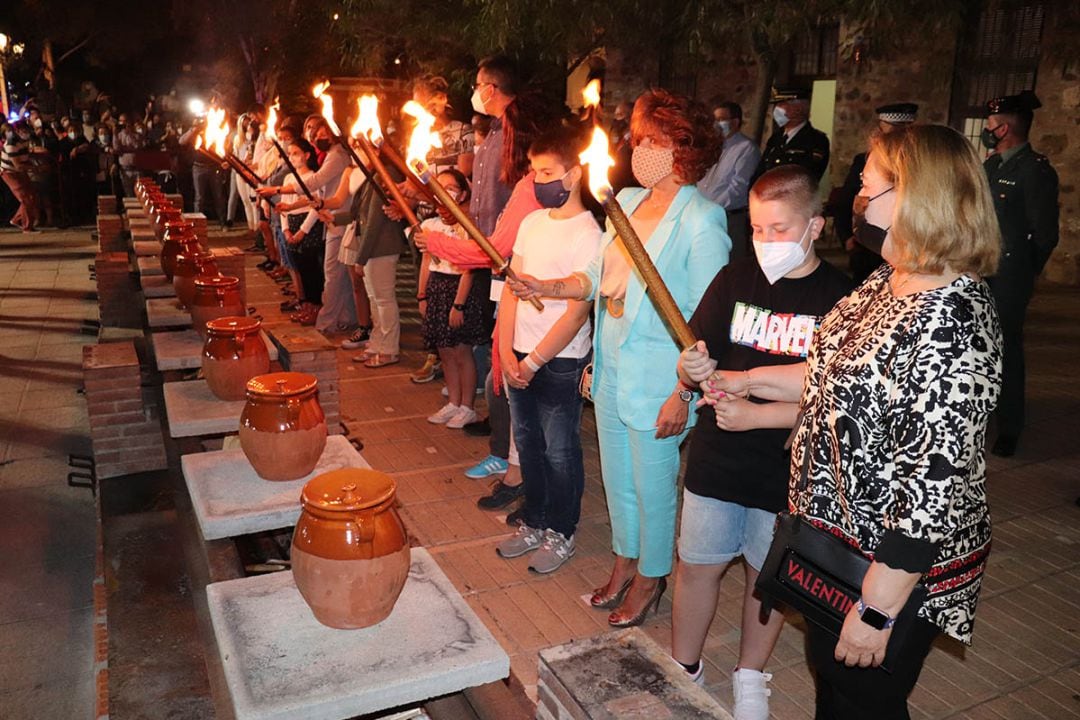 Los niños acompañando a la alcaldesa de Puertollano segundos antes de encender las Ollas del Santo Voto 2021