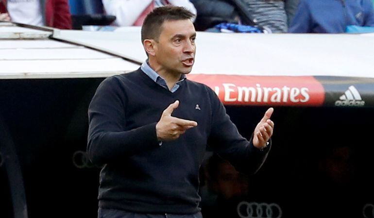 El entrenador del Leganés, Asier Garitano, da instrucciones durante el partido de la Liga Santander de fútbol disputado ante el Real Madrid en el estadio Santiago Bernabéu.