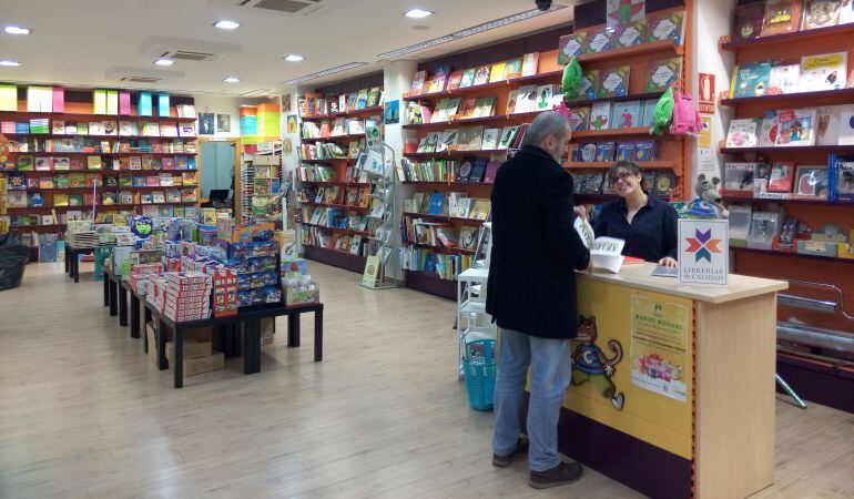 La librería Carmen de Parla lleva 16 años en funcionamiento en la calle Reina Victoria