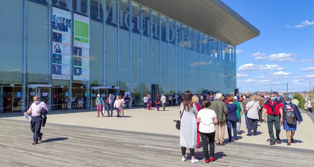Colas para vacunación en el Auditorio Miguel Delibes de Valladolid.
