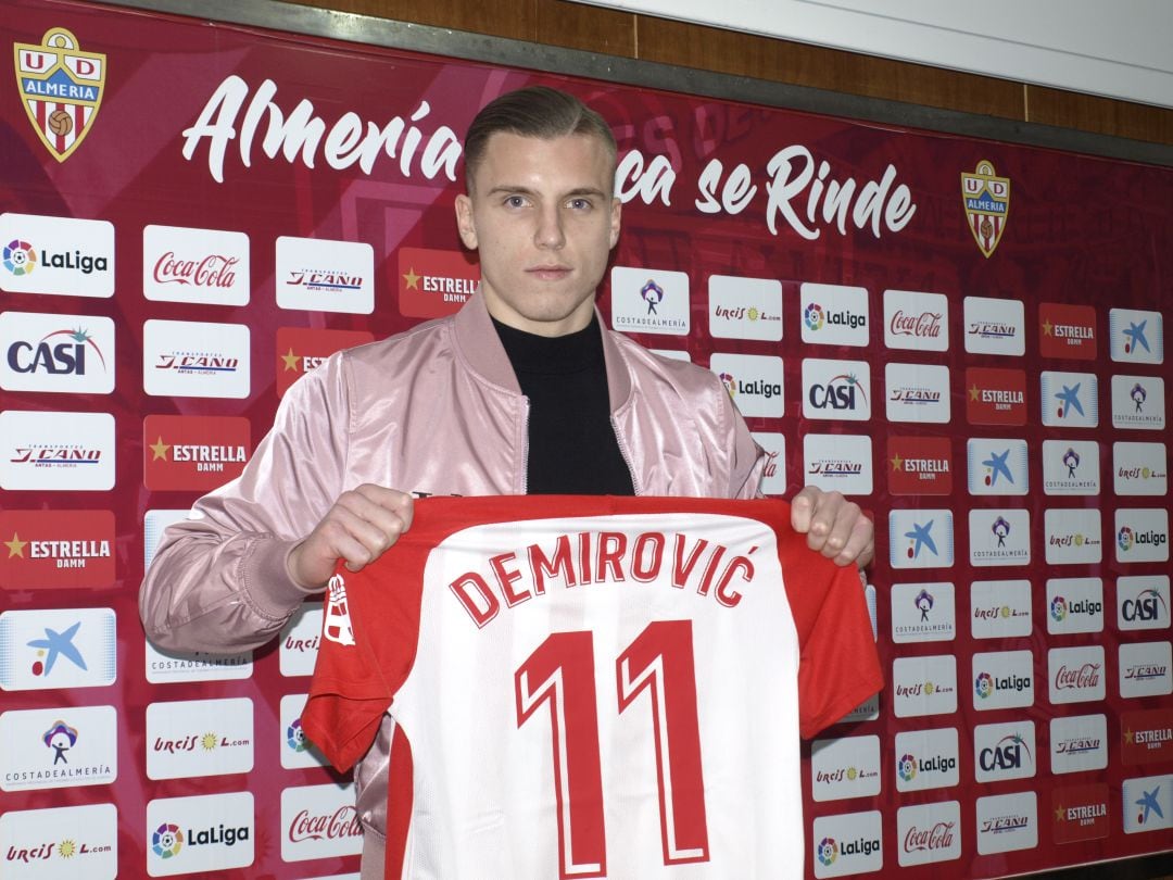 Demirovic con su nueva camiseta.