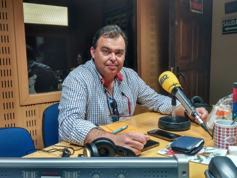 Francisco Javier Santigo Elviro en los estudios de la SER