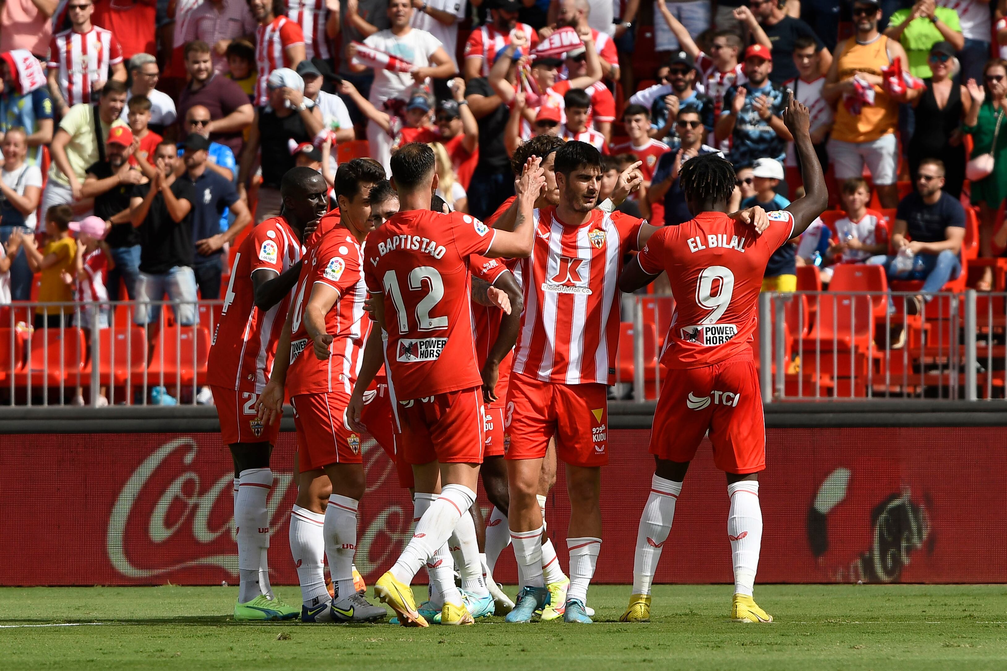 ALMERÍA, 08/10/2022.- Los jugadores Almeria celebran el gol del El Bilal (d) durante el partido que enfrenta a la UD Almería con el Rayo Vallecano en el Power Horse Stadium de Almería, este sábado. EFE/Carlos Barba