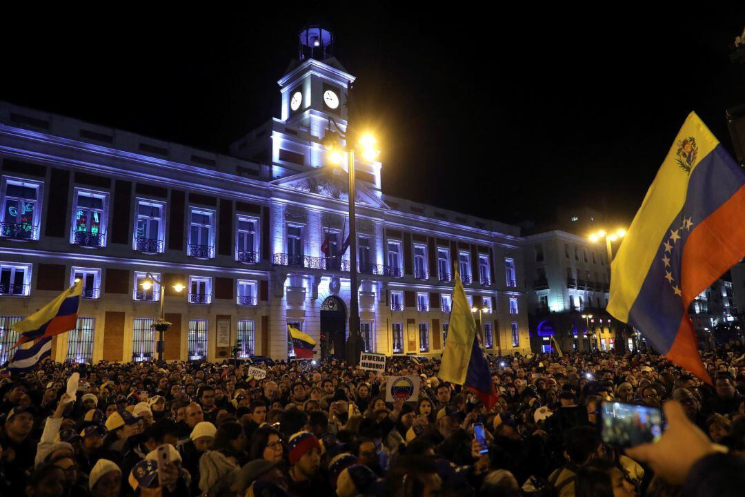 Decenas de venezolanos se concentran en la madrileña Puerta del Sol tras conocer que el presidente del Parlamento venezolano Juan Guaidó se ha autoproclamado jefe de Estado de Venezuela, en Madrid (