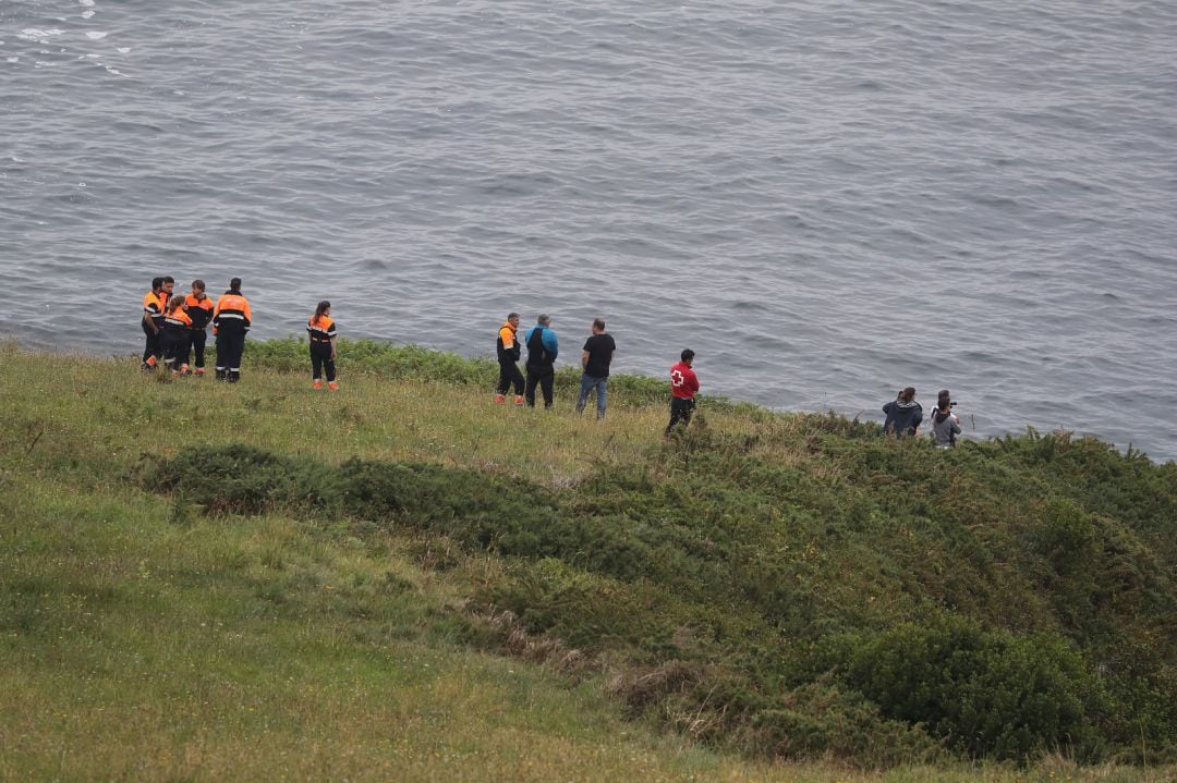 Efectivos de Protección Civi, Cruz Roja y voluntarios rastrean en la costa de Ruiloba.