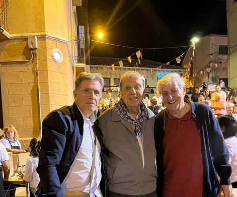 Luis Montes ( en el centro) con dos contadores de la actualidad de Barbastro, Ángel Huguet y Pepe Sánchez