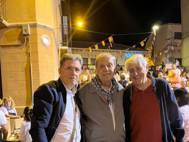 Luis Montes ( en el centro) con dos contadores de la actualidad de Barbastro, Ángel Huguet y Pepe Sánchez