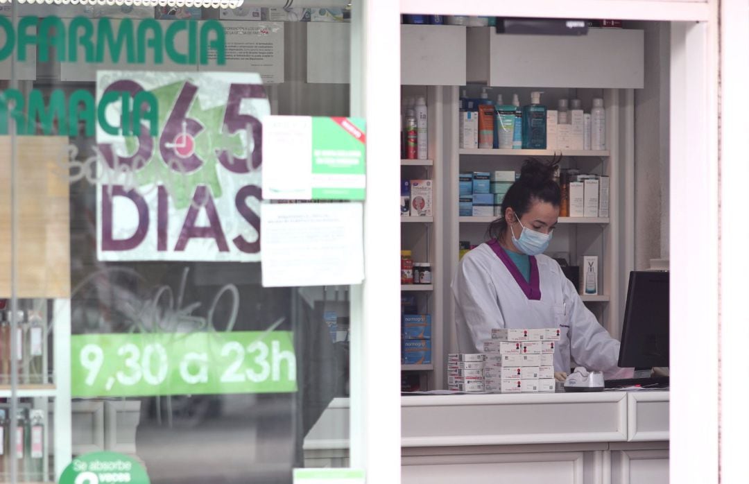 Una farmaceútica trabaja protegida con mascarilla en Madrid.