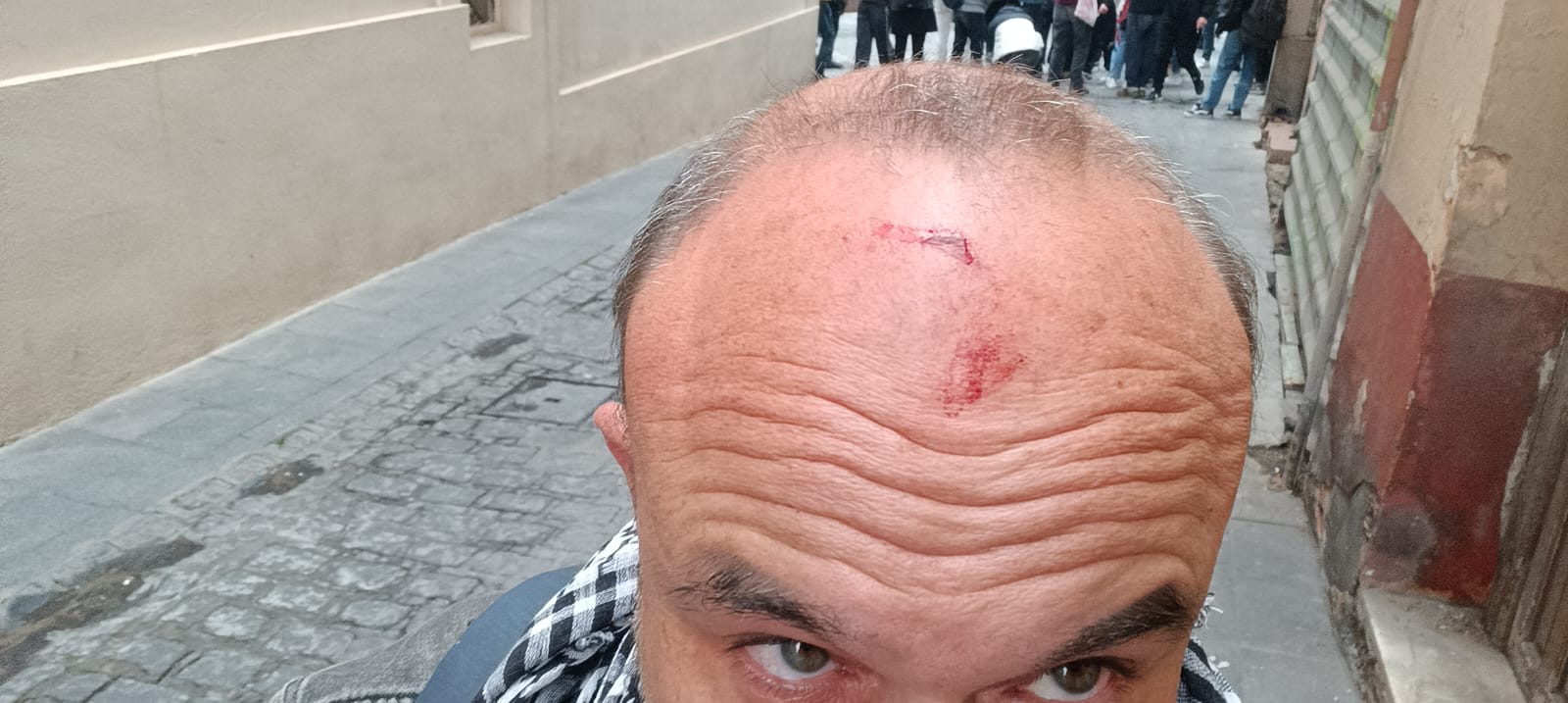 Manolo Copé, edil y portavoz de EU Podem en el Ayuntamiento de Alicante ha resultado herido por la Policía Nacional durante el desahucio de una vivienda en la calle Heliodoro Guilén 3 de la ciudad