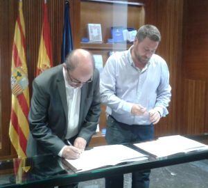 Lambán y Soro, firmando el acuerdo de investidura