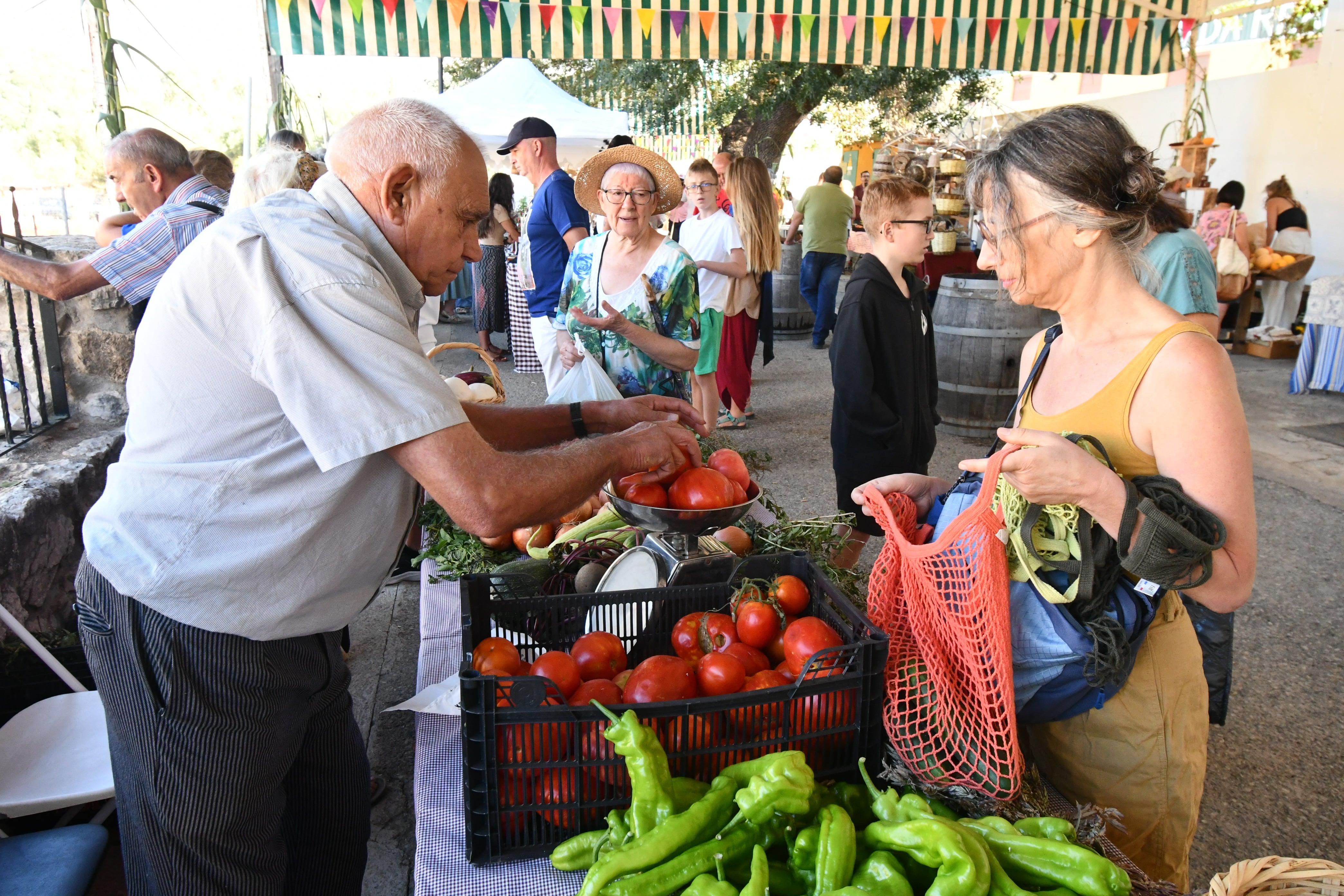 Imagen de uno de los numerosos puestos que ofrecerán a los visitantes una amplia variedad de hortalizas, verduras y frutas de temporada