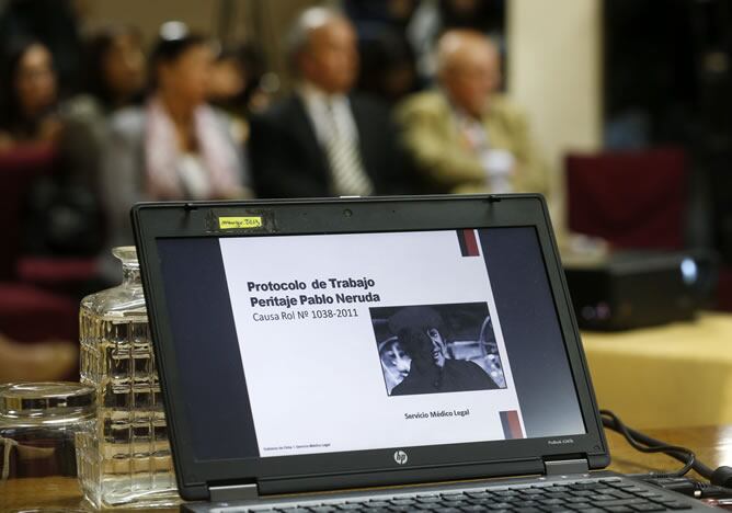 Fotografía donde se ve una pantalla de computador con el informe pericial de los restos del poeta chileno Pablo Neruda