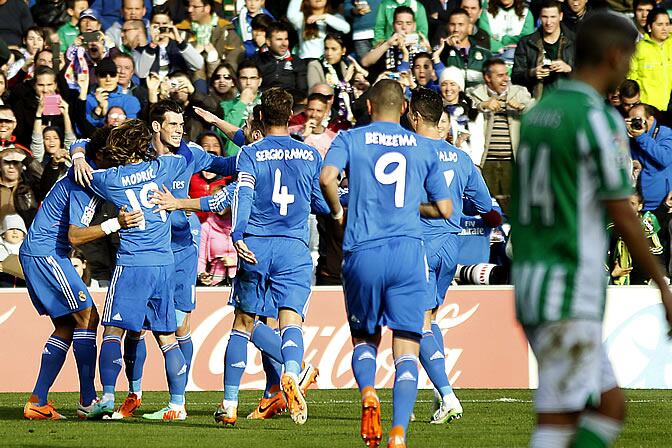 Los jugadores del Real Madrid celebran el gol de Bale en el Villamarín