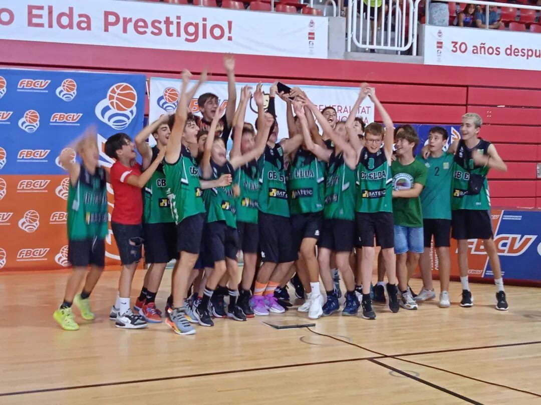 Los infantiles del C. B. Elda celebran el triunfo