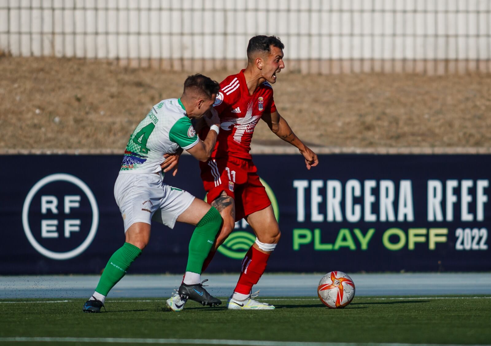 Edu Martínez pelea con un jugador rival