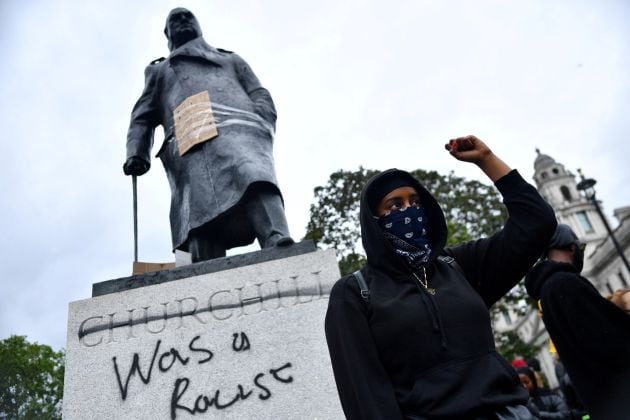 Imagen del 7 de junio en la que se ve la estatua de Churchill con una pintada que dice &quot;era un racista&quot;