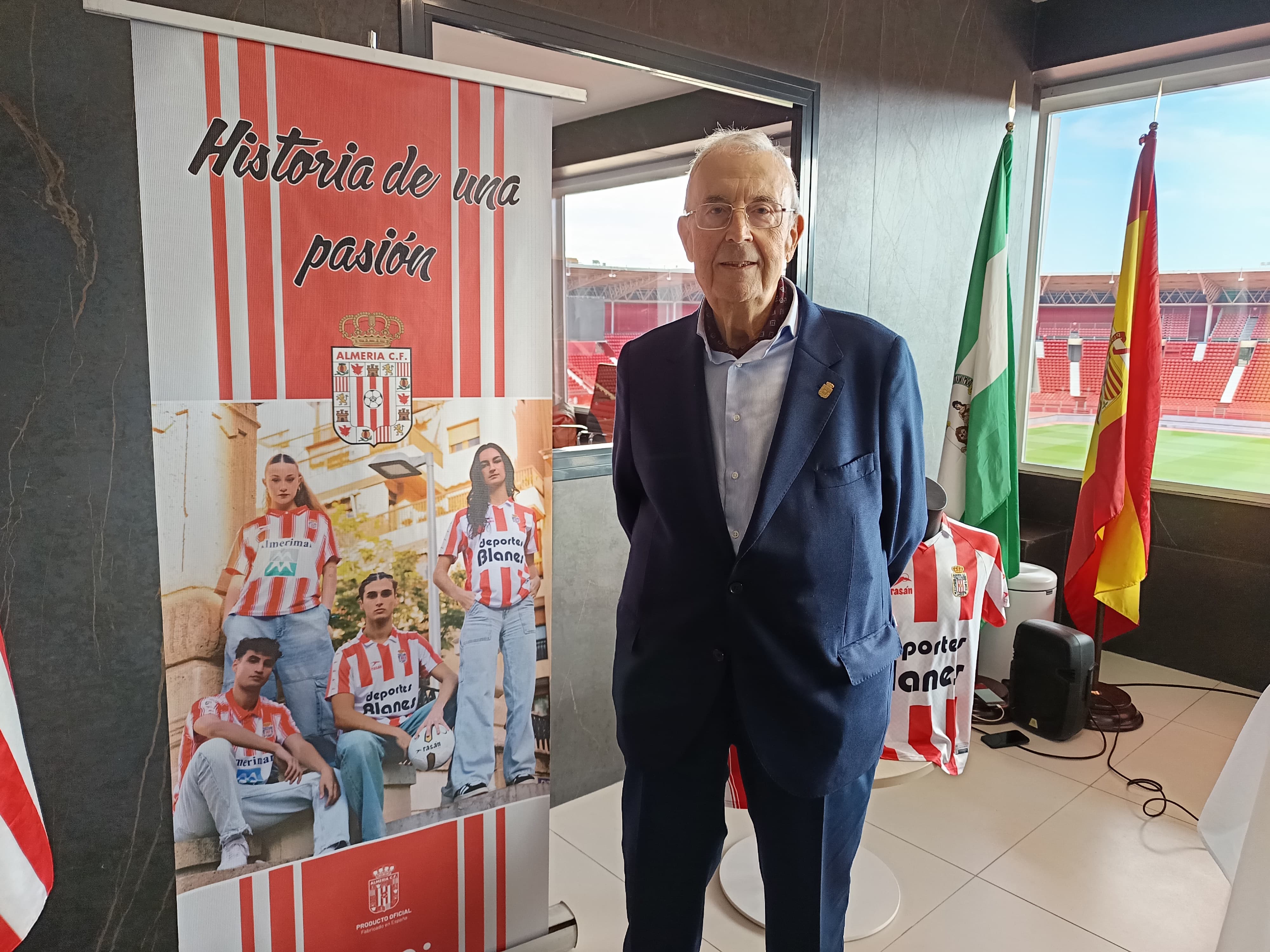 Don Guillermo posa para LA VOZ en el palco del Mediterráneo donde se presentaron las históricas camisetas del Almería CF.