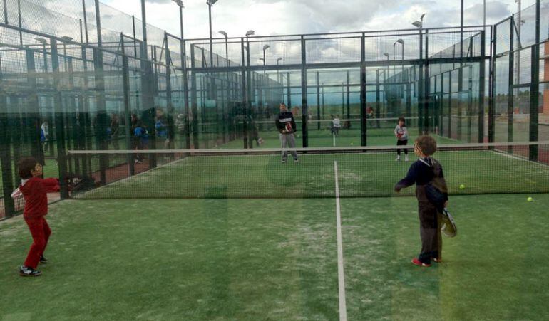 Es el momento de inscribirse en los diferentes grupos, horarios y niveles que se impartirán en el polideportivo municipal de Paracuellos