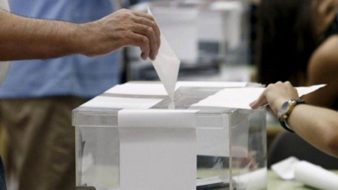 Ciudadanos ejerciendo el voto.