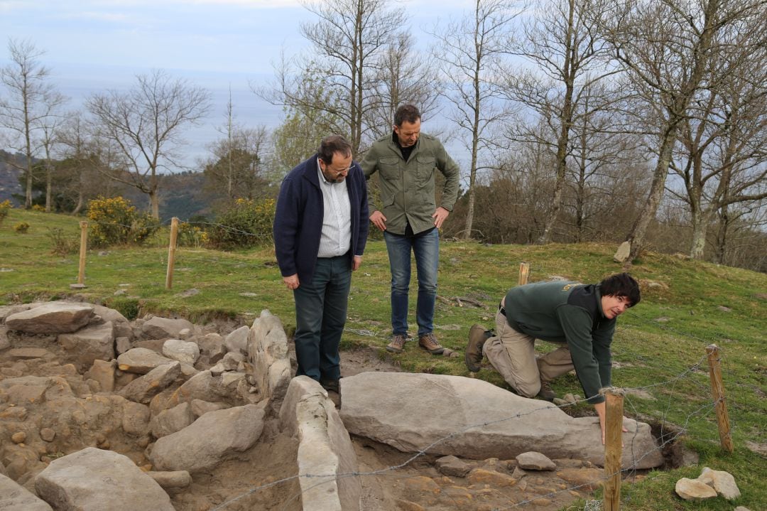 El alcalde de Hondarribia, Txomin Sagarzazu, observa el hallazgo arqueológico mostrado hoy por arqueólogos de Aranzadi. 