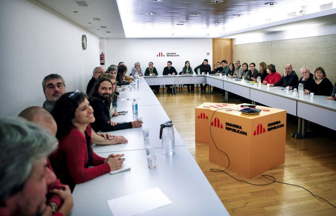 Vista general de la reunión de la ejecutiva de ERC, este lunes, en plena negociación con el PSOE de cara a la posible investidura de Sánchez.