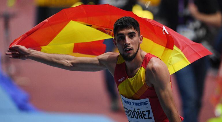 Saúl Ordóñez festeja la medalla lograda en Birmingham