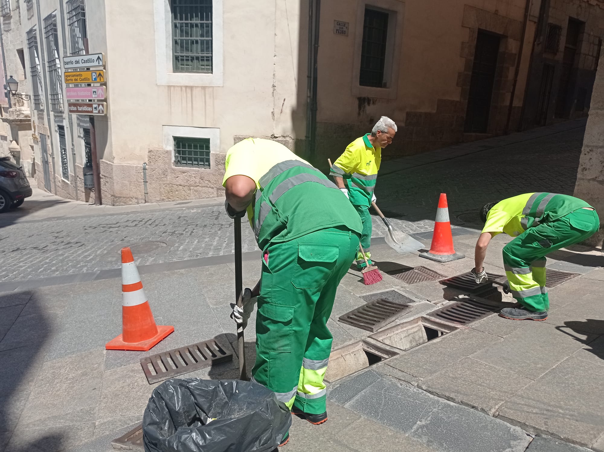 Operarios de la limpieza en el Casco Antiguo de Cuenca