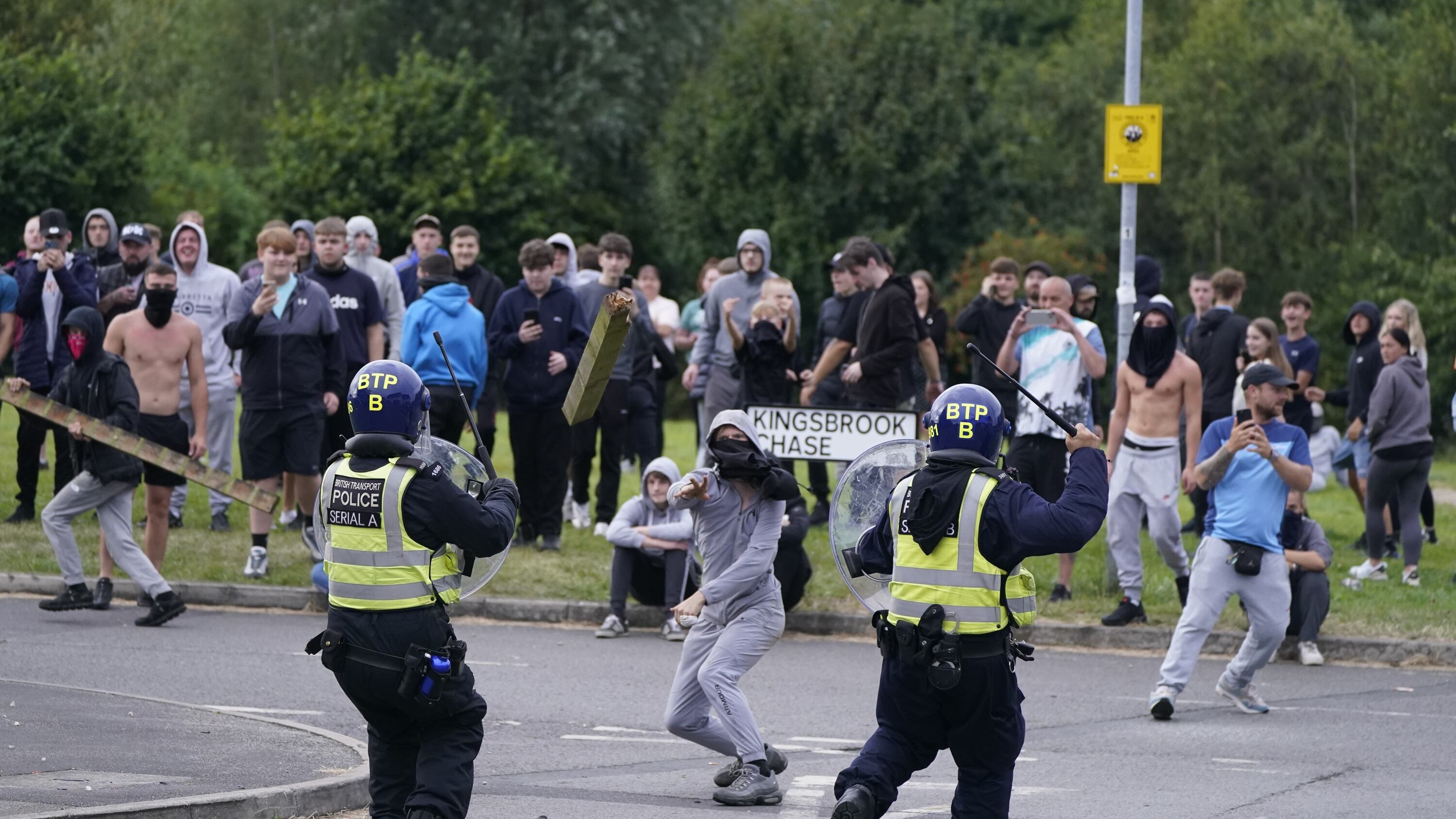 Enfrentamientos entre manifestantes de la extrema derecha y policías británicos en Rotherham (Reino Unido)