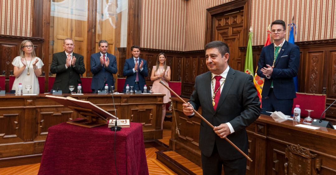 El presidente de la Diputación de Jaén, Francisco Reyes, recoge el bastón de mando.