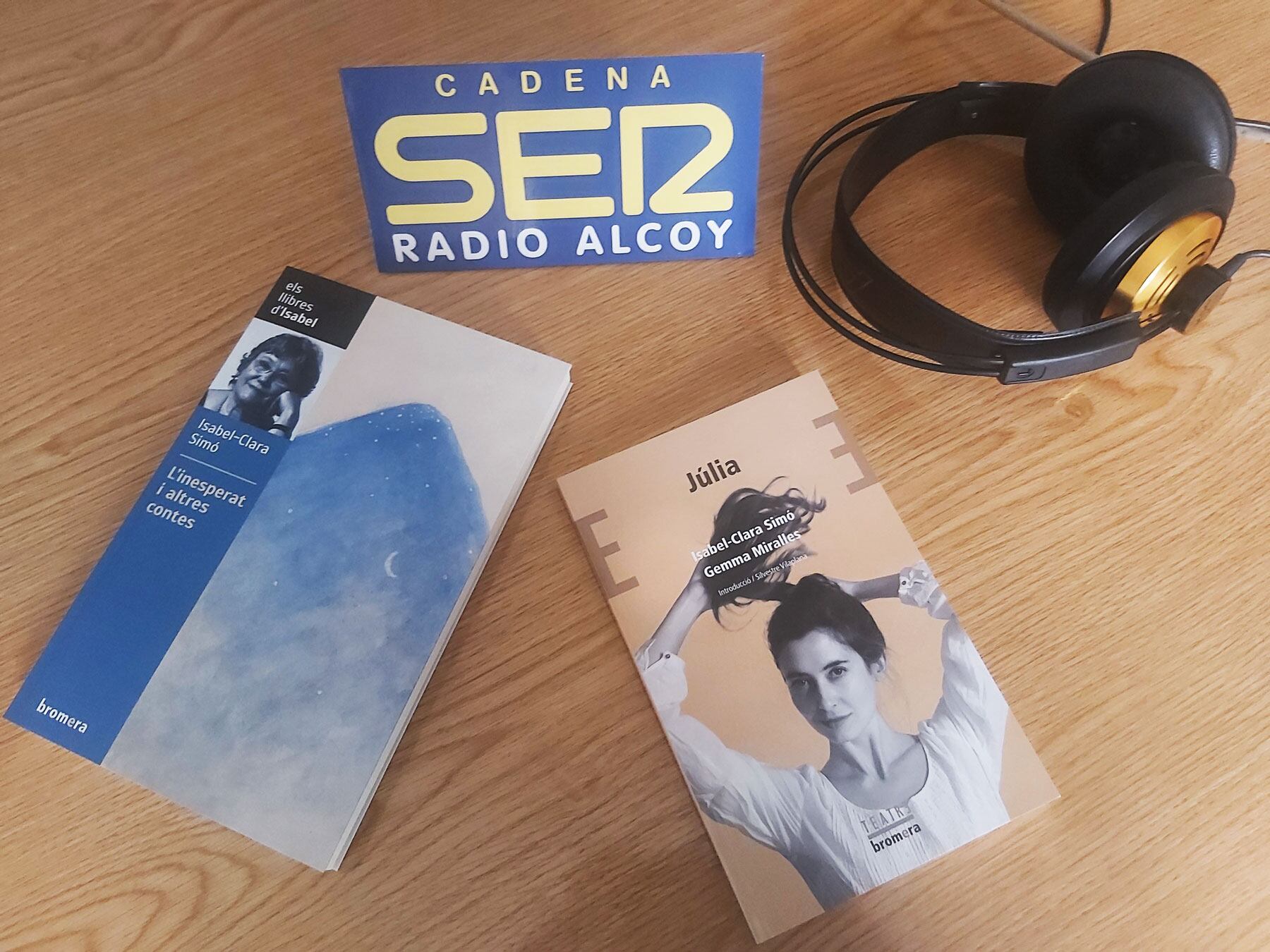 Exemplars de 'Linesperat i altres contes' i de l'adaptació teatral de 'Júlia' que Editorial Bromera ha obsequiat a Radio Alcoy