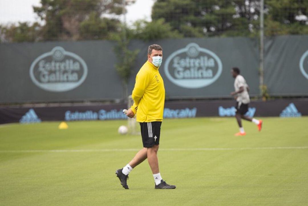 El técnico del Celta dirige un entrenamiento en A Madroa