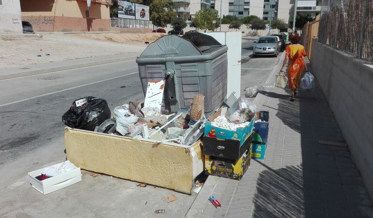 Bolsas de basura y enseres fuera de su contenedor, en una calle de la zona Norte