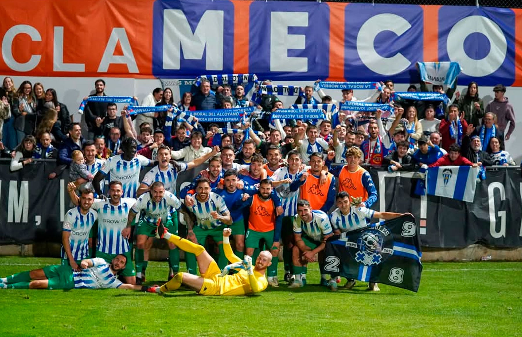 Clásica imagen de celebración del triunfo de los alcoyanistas junto a la afición desplazada hasta Yecla