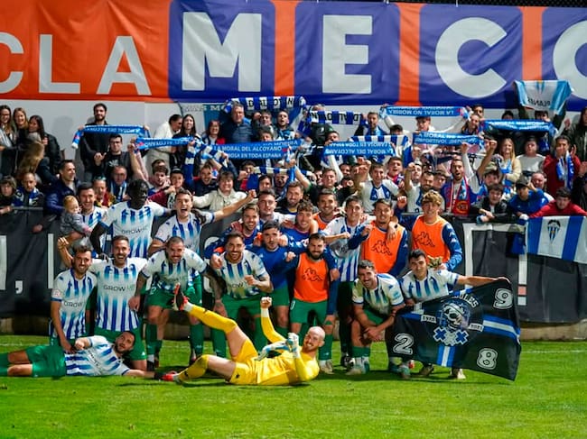 Clásica imagen de celebración del triunfo de los alcoyanistas junto a la afición desplazada hasta Yecla