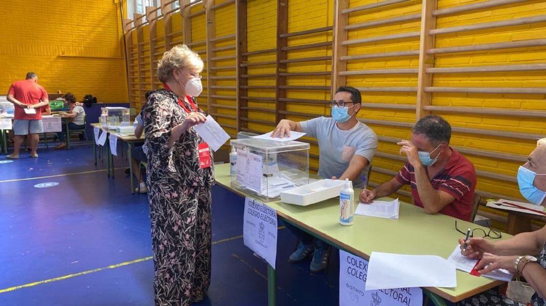 Isaura Abelairas ejerciendo su derecho a voto el pasado domingo