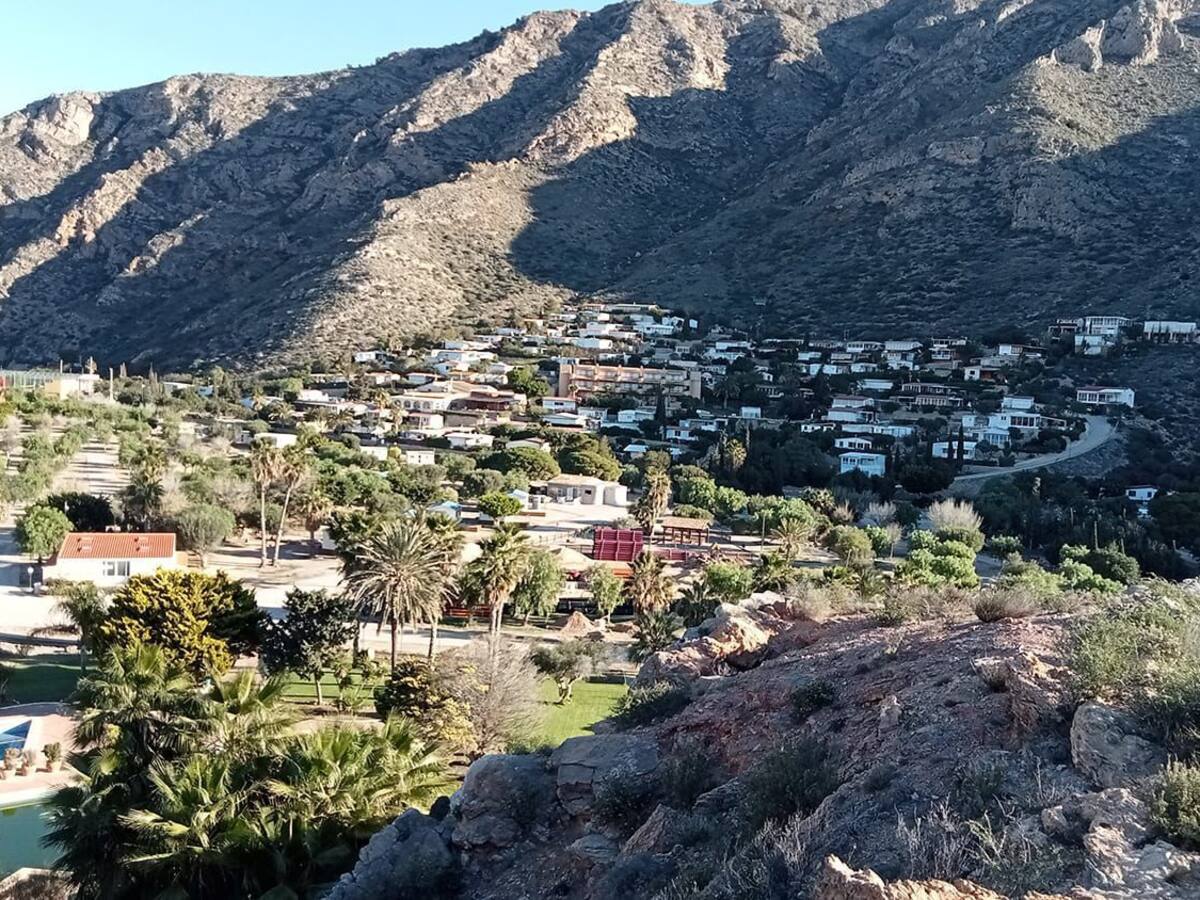 Eugenia Rico, residente de El Portús, no puede entrar a su casa desde hace días y asegura "que se quedó con lo puesto y sin documentación"