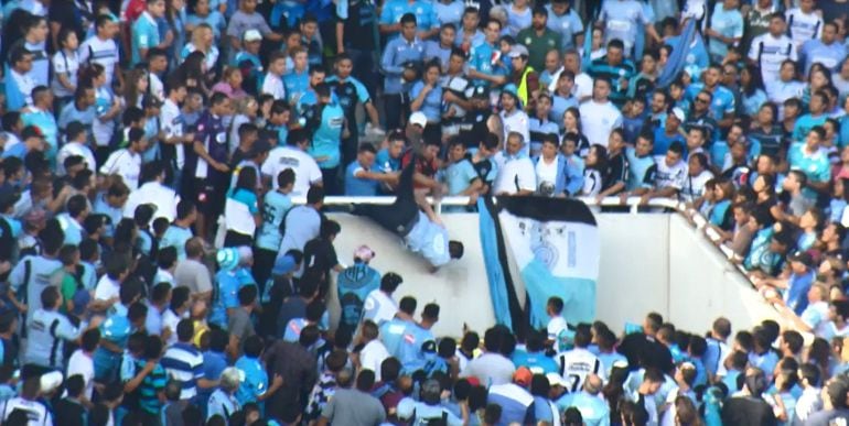 Captura de pantalla de un vídeo cedido por el medio de comunicación El Doce, que muestra el momento en el que el joven Emmanuel Balbo cae desde las gradas 