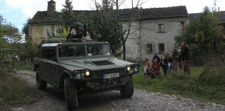 Un vehículo del Ejército, por las calles de Aineto