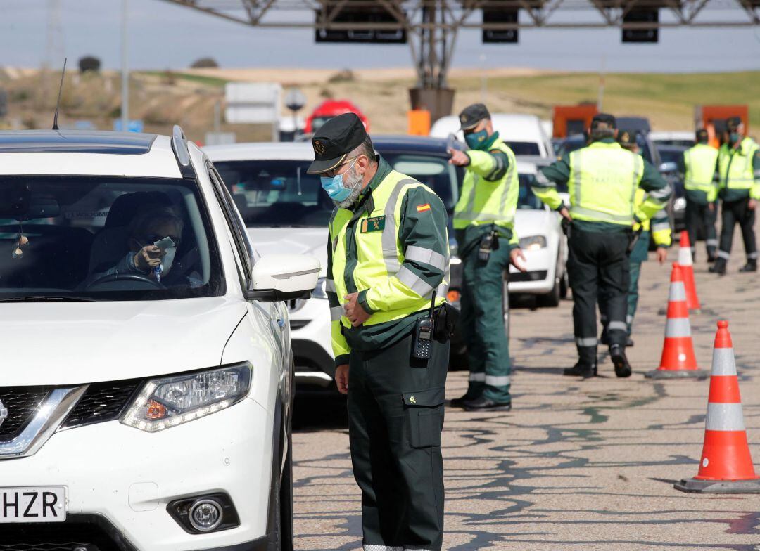 Control policial instalado en la R5, en Madrid, para vigilar la circulación de vehículos en el puente de San José