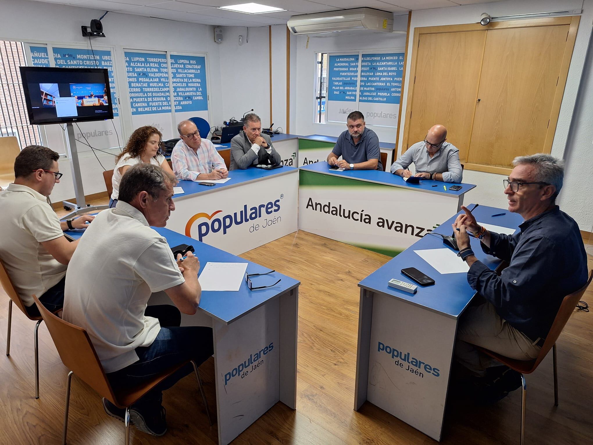 Reunión de diputados populares con Nicolás Grimaldos situado en primera posición a la izquierda.