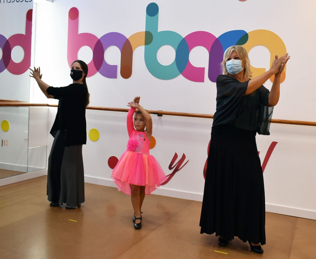 La profesora de baile, Bárbara Rodríguez, junto a sus alumnas, Sofía y Pilar