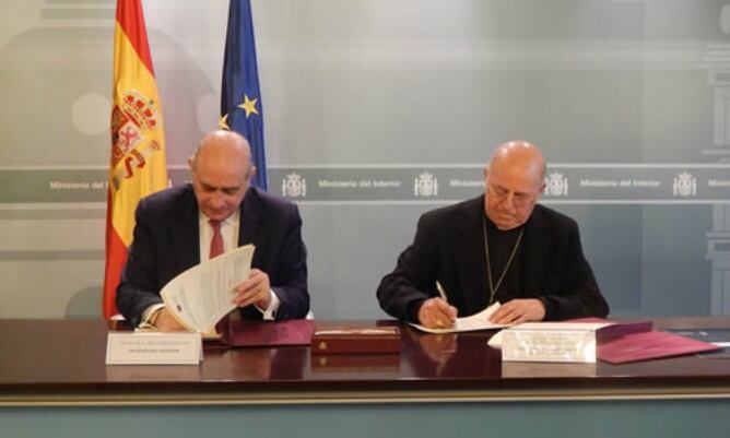 El presidente de la Conferencia Episcopal Española, Ricardo Blázquez Pérez, y el ministro de Interior, Jorge Fernández Díaz, han firmado un convenio de colaboración