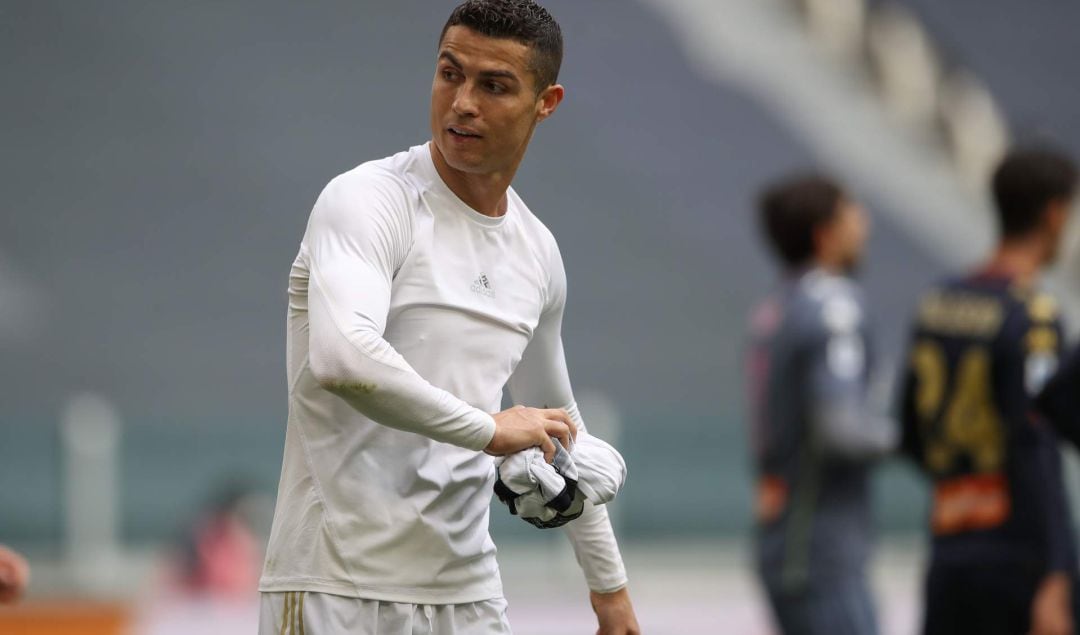 Cristiano Ronaldo lanzó su camiseta al término del partido entre la Juventus y el Genoa.