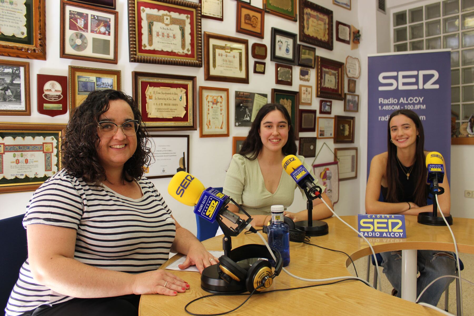 Leticia Rodrigo, jefa de estudios de Bachillerato de La Salle, y las alumnas Paula Ríos y Manuela Rico en el estudio central de Radio Alcoy