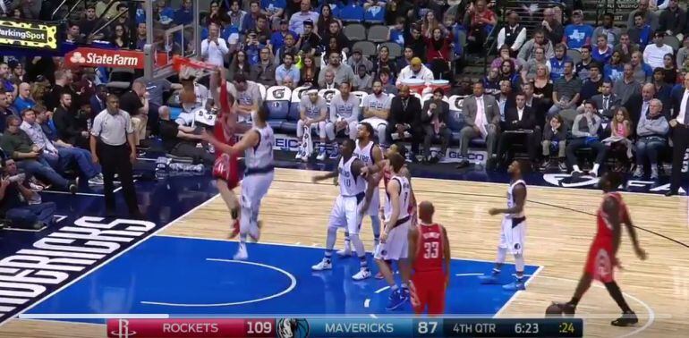 Sam Dekker, en su espectacular acción ante los Mavericks.