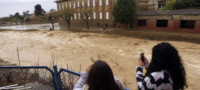 La inundación que se ha registrado en Sádaba (Zaragoza) debido a la intensa tormenta que ha provocado el desbordamiento del río que atraviesa la localidad ha arrastrado reses y enseres y ha causado el miedo entre los vecinos de la población ante los destr